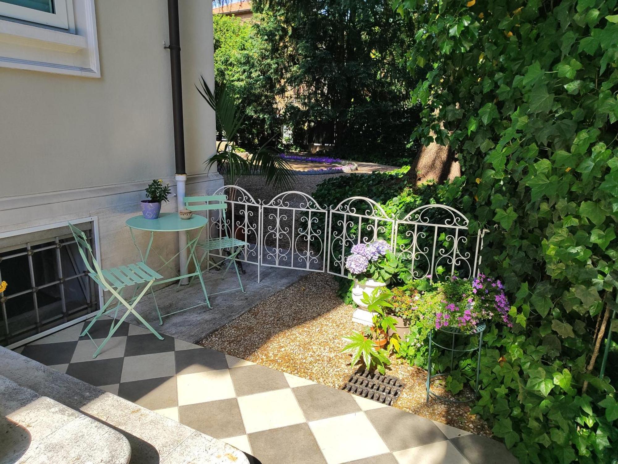 Casa Valli เรจโจเอมิเลีย ภายนอก รูปภาพ